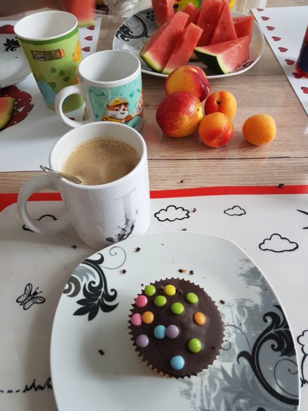 Obst, Kaffee und Cupcake