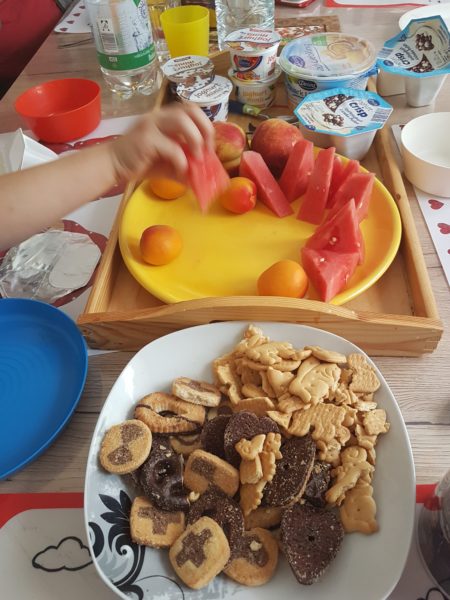 Kekse und ein Teller mit Obst