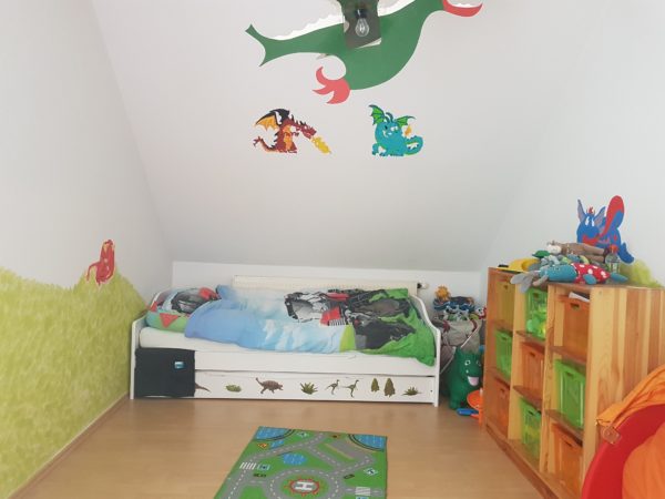 Kinderzimmer mit Drachen an der Wand